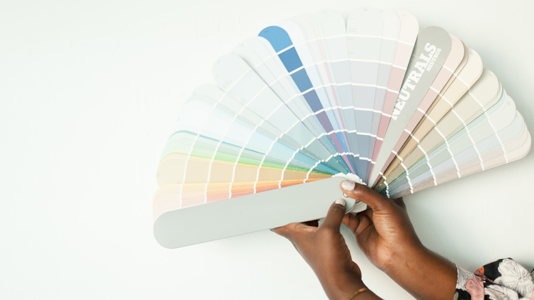 Người phụ nữ hâm mộ một sàn sơn