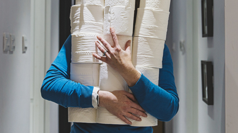 Người cầm cuộn giấy vệ sinh