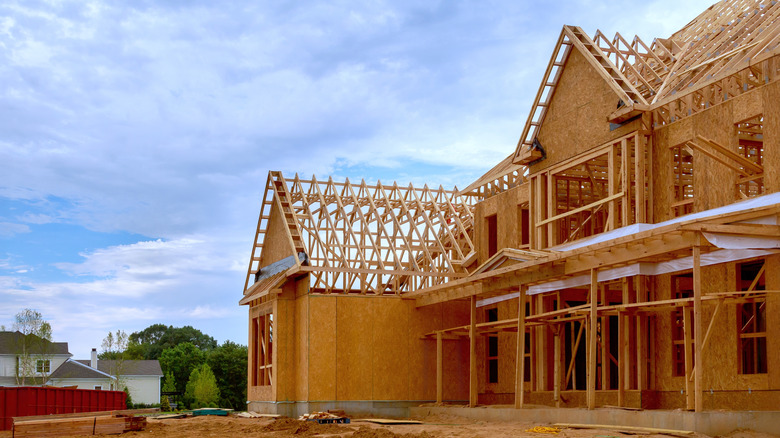 một ngôi nhà đang được xây dựng