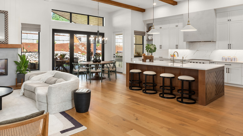 Nhà bếp hiện đại với sàn gỗ