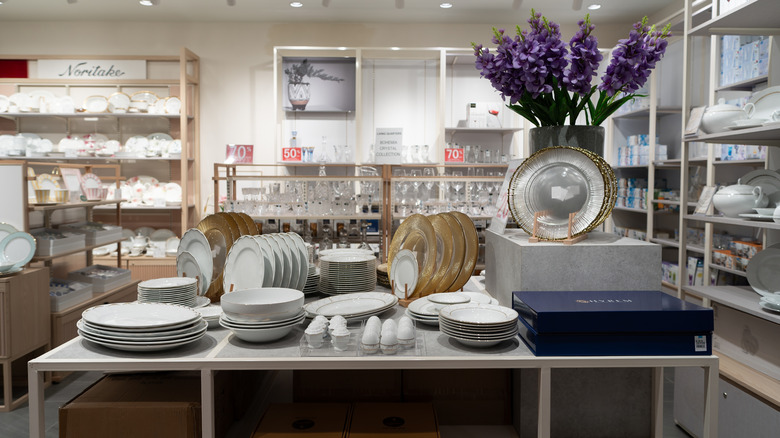 lưu trữ hiển thị các loại bộ đồ ăn khác nhau