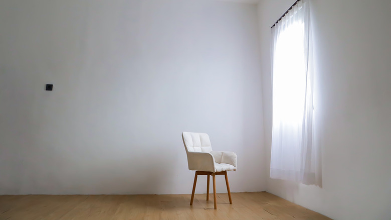 Ghế ngồi trước mặt trống, bức tường nhàm chán