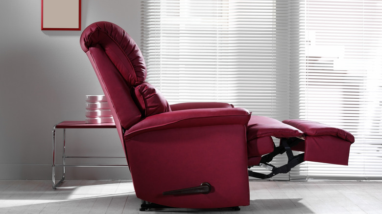 Reverer màu đỏ trong phòng khách