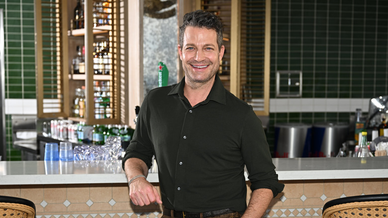 Nate Berkus tạo dáng trong quán bar