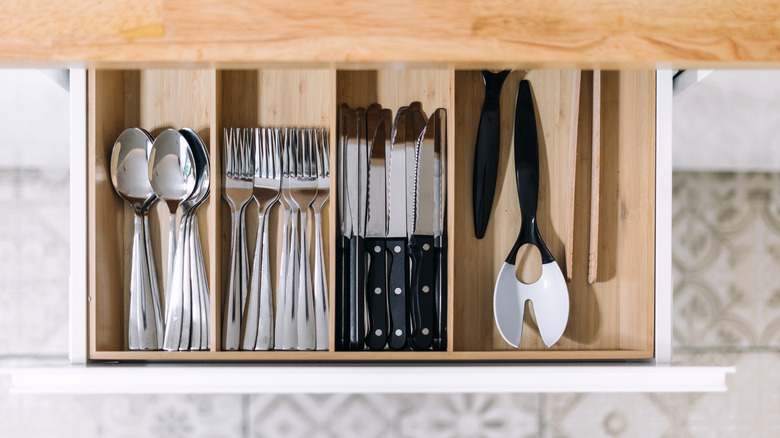 ngăn kéo đồ dùng bằng bạc với người tổ chức nội thất bằng gỗ