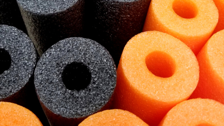 Mì hồ bơi màu đen và cam