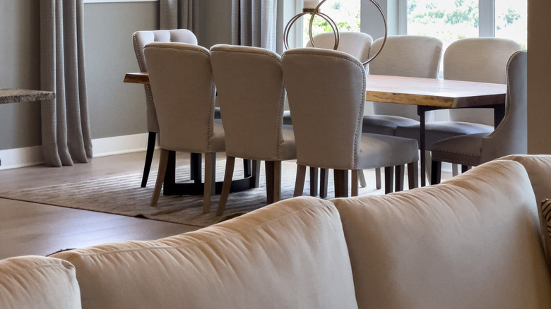 Bàn phòng ăn với một loạt các cửa sổ