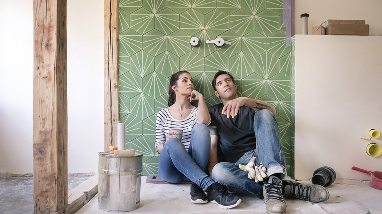 Cặp vợ chồng trẻ ốp lát với thiết kế hình học