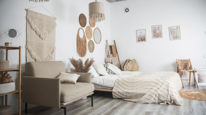 Phòng ngủ Boho với ghế Taupe