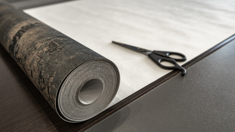 Cuộn giấy dán tường và kéo