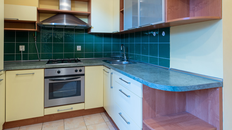 tủ bếp màu vàng