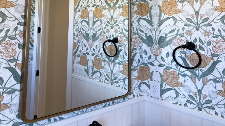 Hình nền hoa vàng trong phòng tắm với gương và đèn