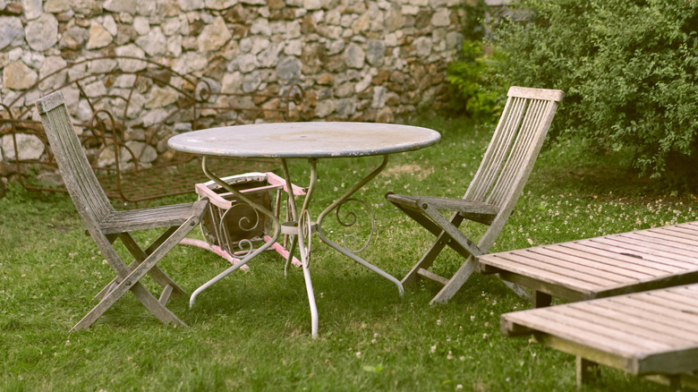 đồ nội thất cỏ cũ trên cỏ