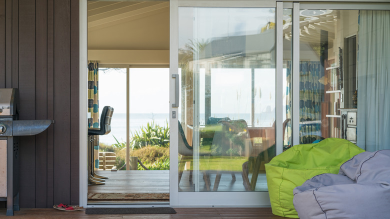 Mở cửa kính trượt