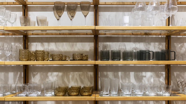 nhiều ly uống khác nhau trên kệ hàng