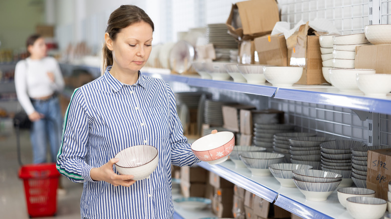 người mua sắm đồ dùng