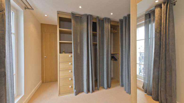 Rèm che phủ không gian tủ quần áo