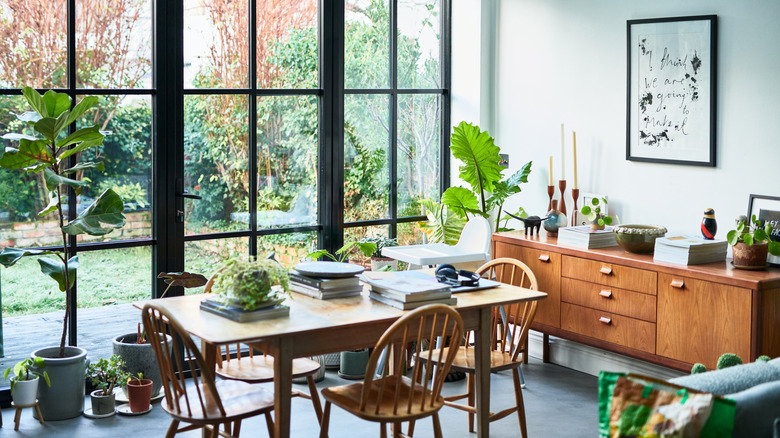 Phòng ăn ấm cúng hiện đại với bàn ghế gỗ chuyển tiếp, cũng như một bữa tiệc tự chọn gỗ giữa thế kỷ