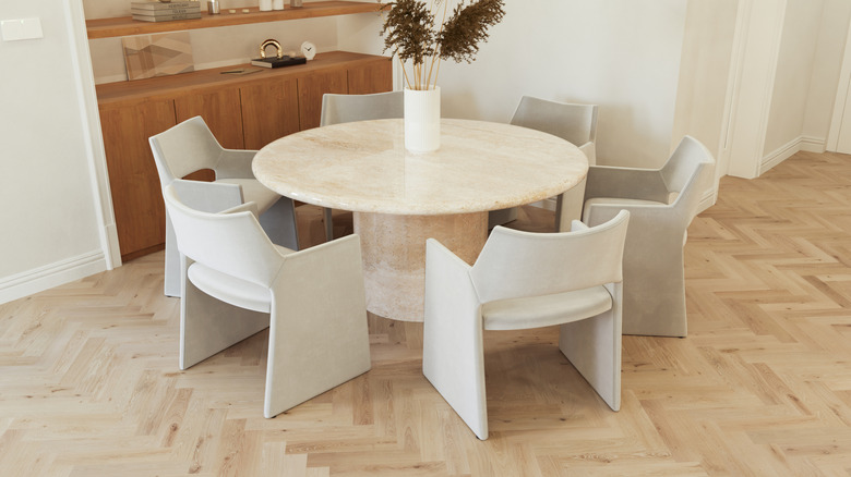 Phòng ăn đương đại với bàn bằng đá cẩm thạch và ghế trắng