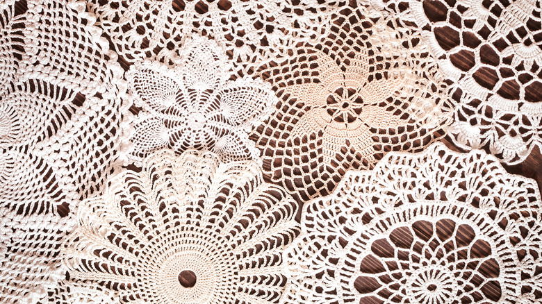 Những chiếc khăn lót móc trên bàn gỗ