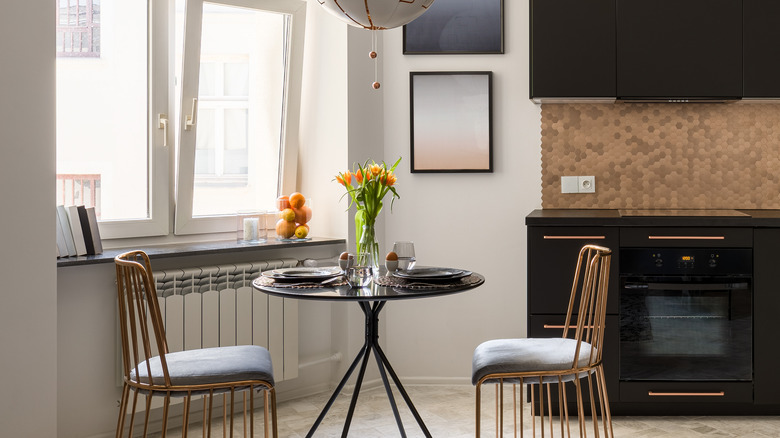 Bàn bistro nhỏ trong căn bếp hiện đại