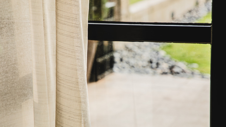 một tấm màn mờ bên cửa sổ