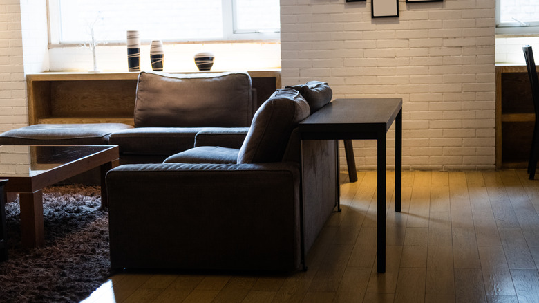 Bàn thư viện tạo không gian phía sau ghế sofa