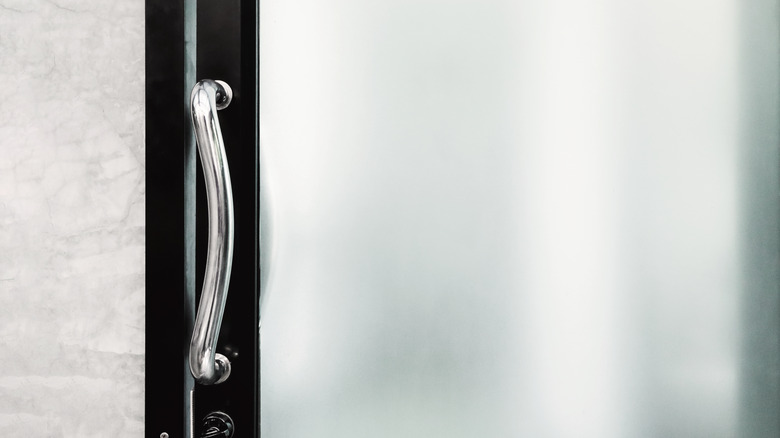 một cánh cửa kính trượt mờ