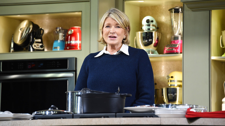Martha Stewart trước nồi nấu ăn
