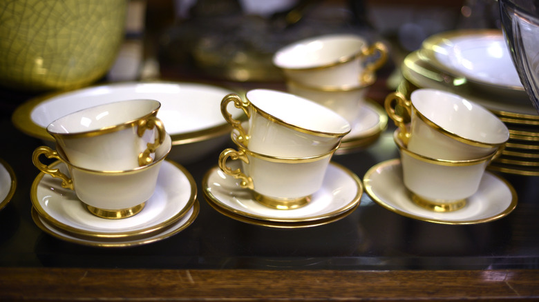 tách trà và đĩa trong một cửa hàng đồ cổ