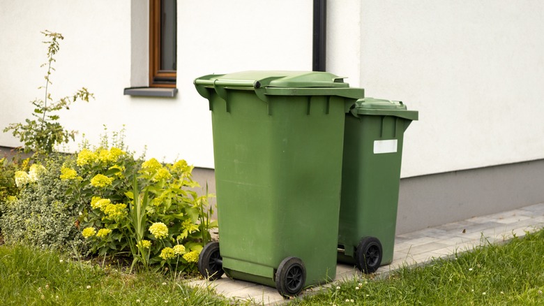 thùng rác trước nhà