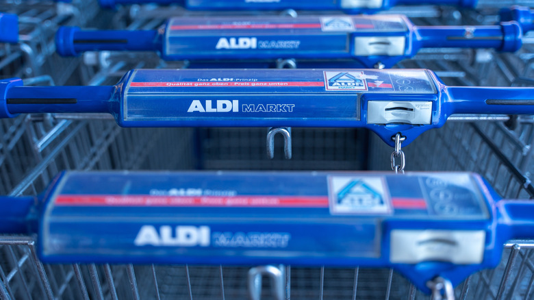 xe đẩy hàng aldi xếp hàng cùng nhau