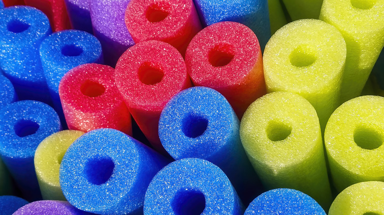 một loạt các loại mì bể bơi đầy màu sắc