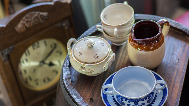 cốc và bát đĩa cũ ở khu bán bất động sản hoặc cửa hàng đồ cổ