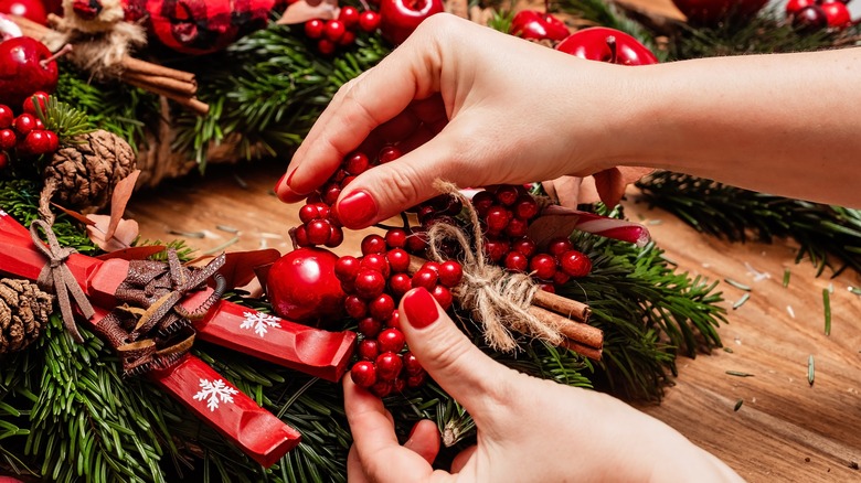 Một đống mì xốp nhiều màu trong bể bơi