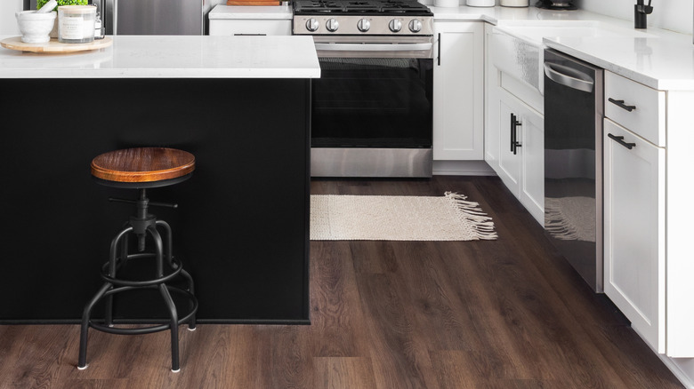 Nhà bếp hiện đại với sàn gỗ cứng tối màu