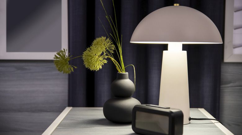 một chiếc đèn nấm trên bàn cạnh giường ngủ