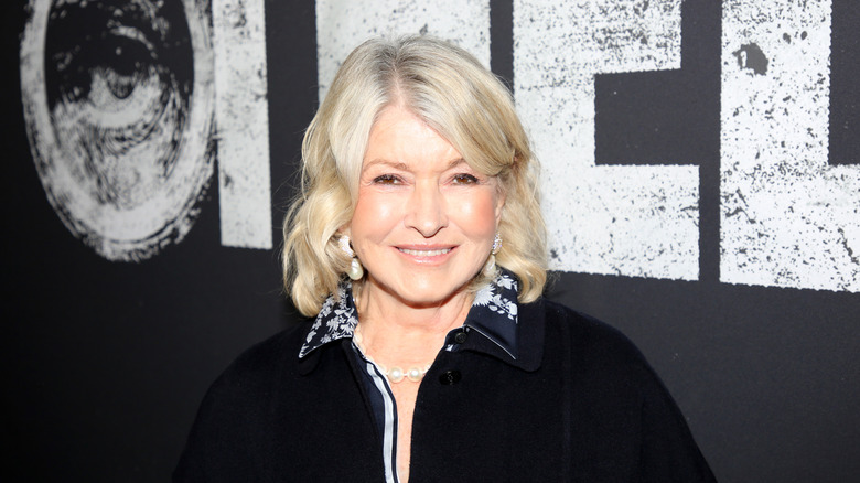Martha Stewart mỉm cười trên thảm đỏ