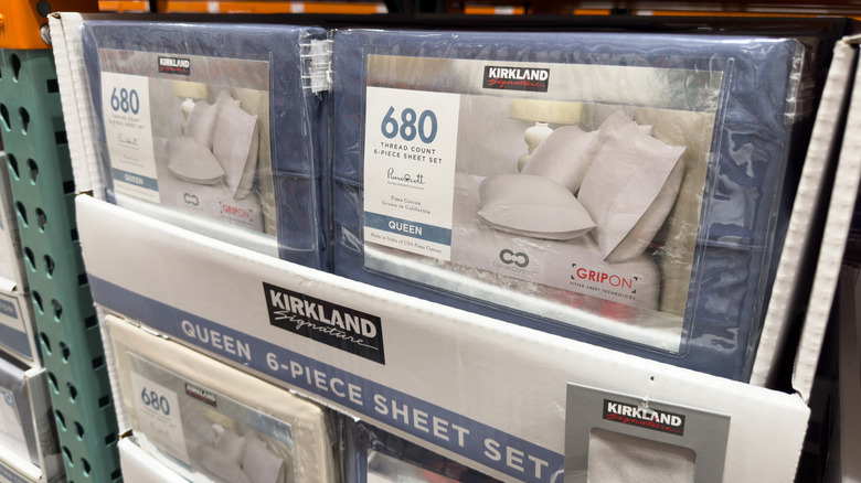 Bộ ga trải giường thương hiệu Kirkland trên kệ tại Costco.
