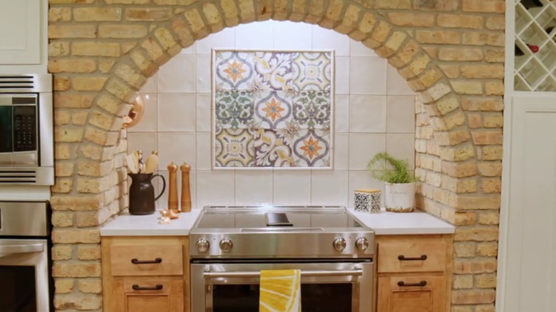 một nhà bếp hiện đại với tấm ốp tường đầy màu sắc