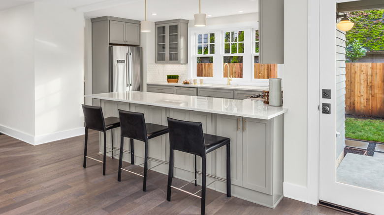 Bán đảo bếp trong căn bếp nhỏ, hiện đại và kiểu dáng đẹp với tầm nhìn nhỏ ra sân sau