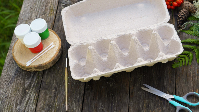 Cắt hộp trứng để trang trí Giáng sinh