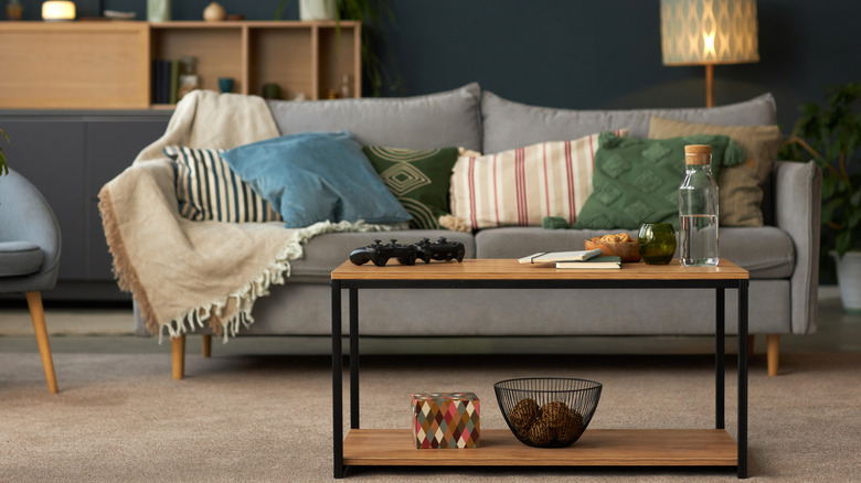 bàn cà phê trong căn phòng sang trọng