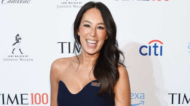 Joanna Gaines mỉm cười nhìn vào ống kính
