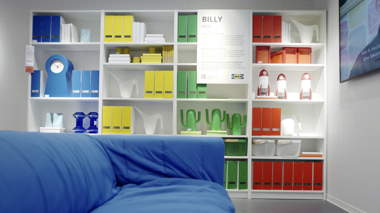 Tủ sách IKEA BILLY trong cửa hàng, mỗi tủ có một chủ đề màu sắc khác nhau