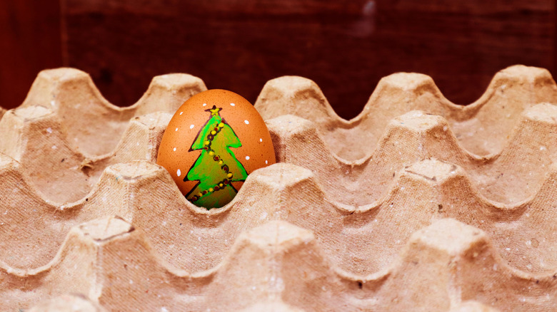 Hộp trứng với quả trứng trang trí cây thông Noel ở giữa