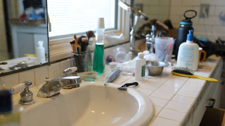 Quầy phòng tắm bừa bộn