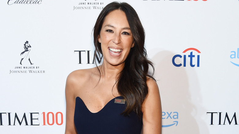 Joanna Gaines tươi cười trong chiếc váy quây màu xanh đậm tại sự kiện thảm đỏ