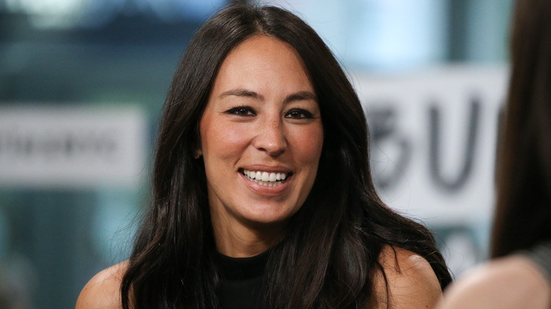 Joanna Gaines mỉm cười