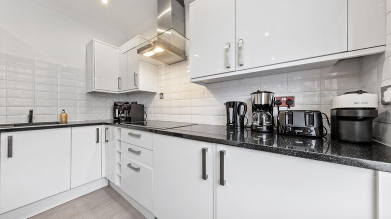 quầy bếp hơi bừa bộn